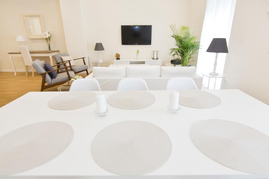 Total White Apartment